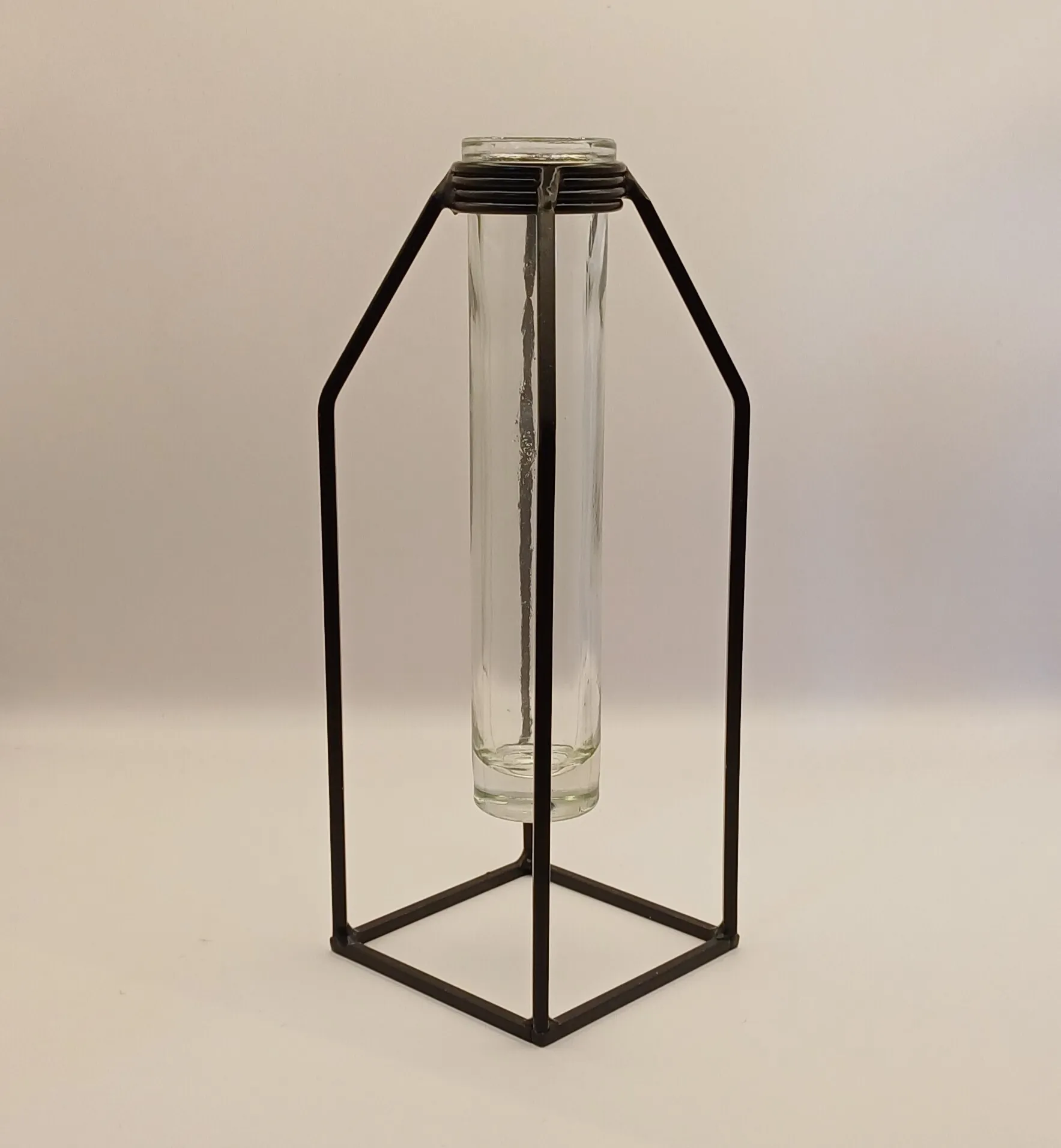 Maljakko telineellä 