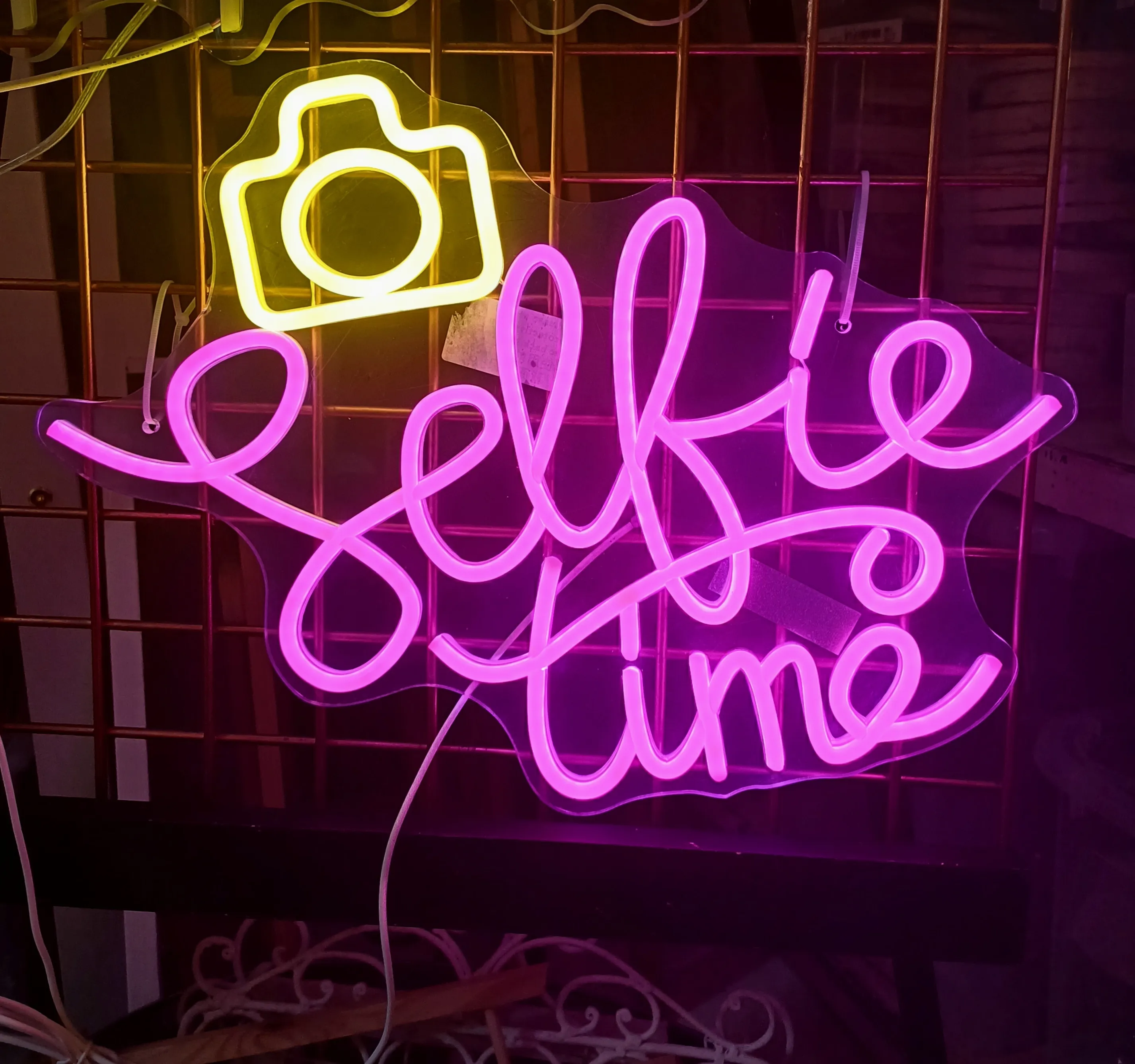 Erilaisia valokylttejä