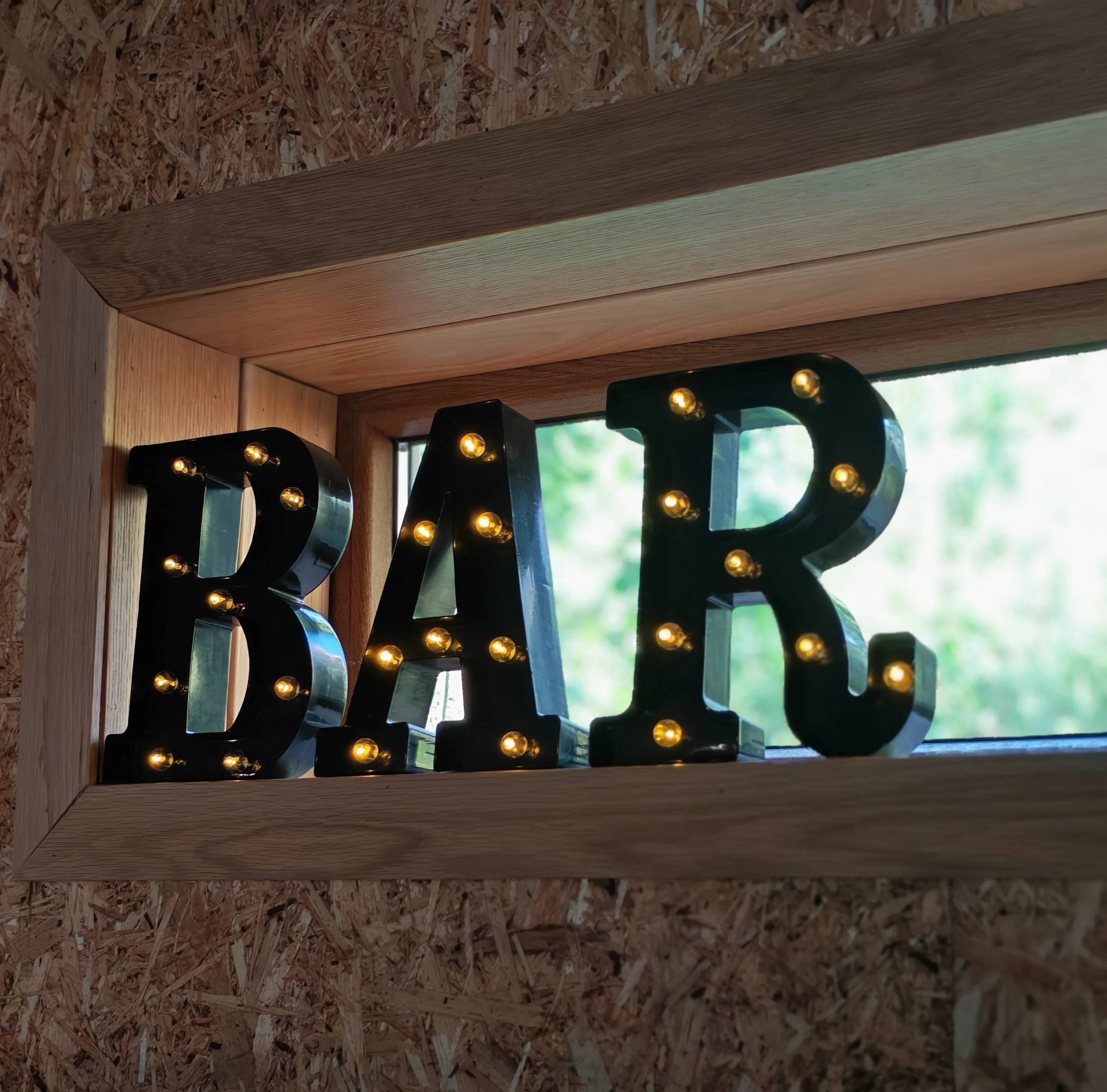 BAR valokirjaimet, musta