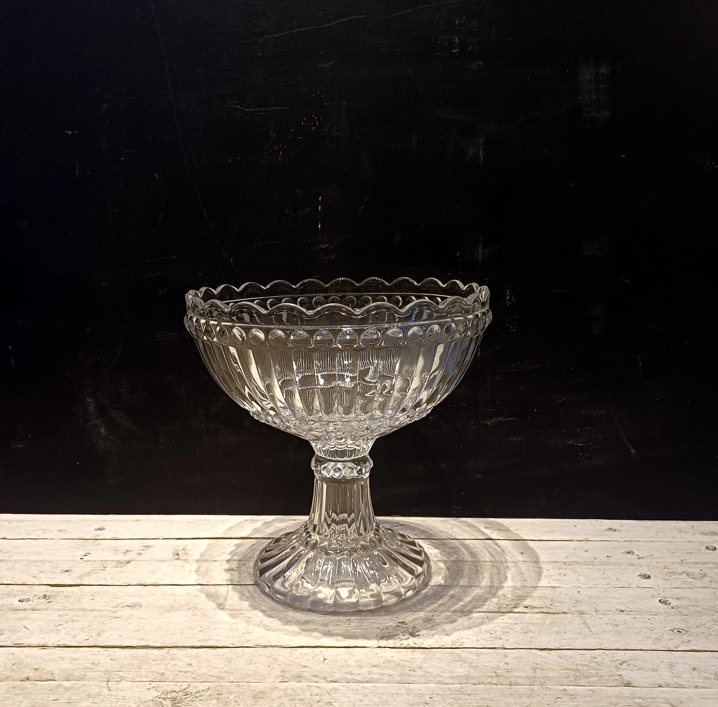 Jalallinen tarjoiluastia