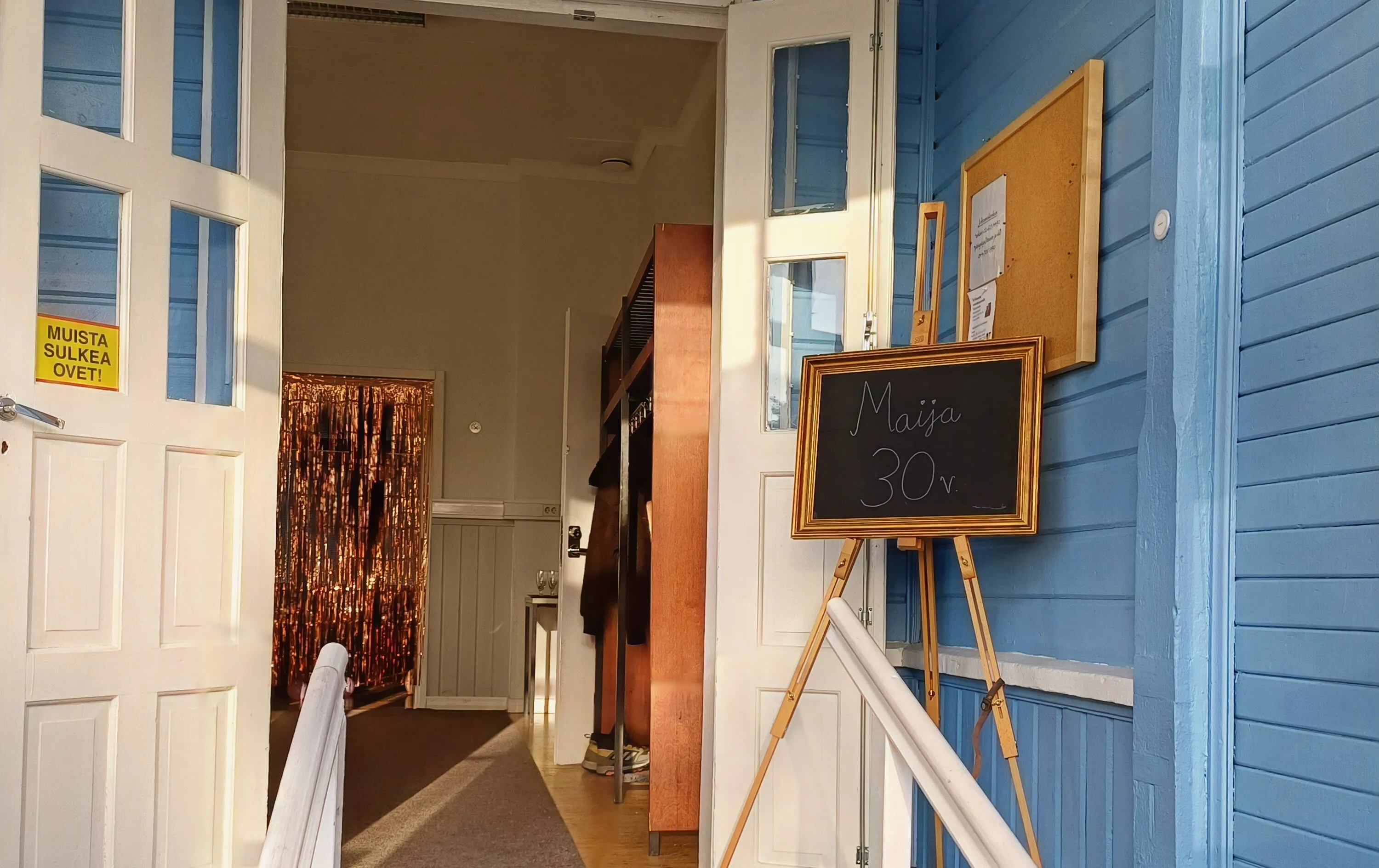 Erikokoisia liitutauluja kultaisilla kehyksillä