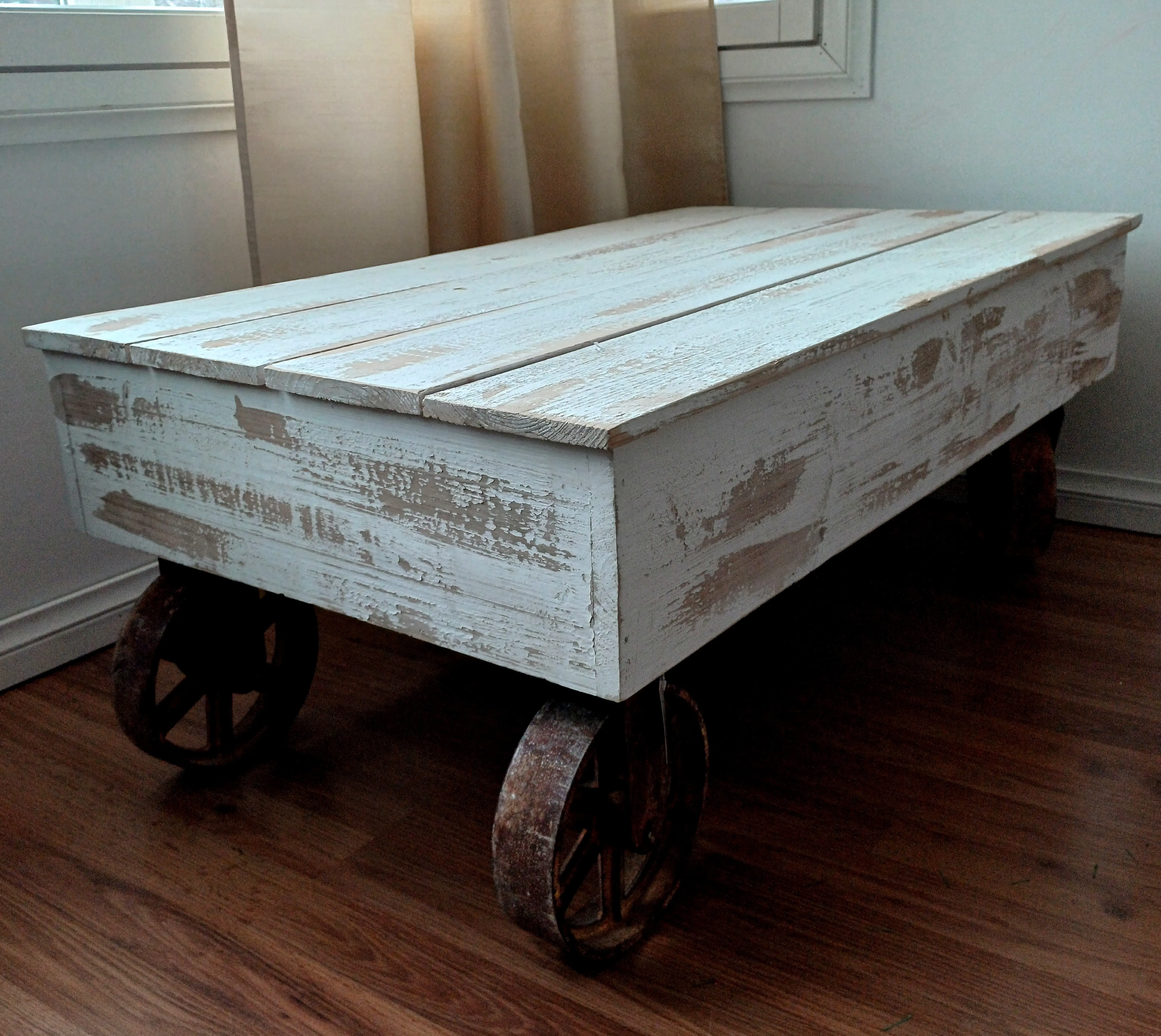 Puinen taso pyörillä