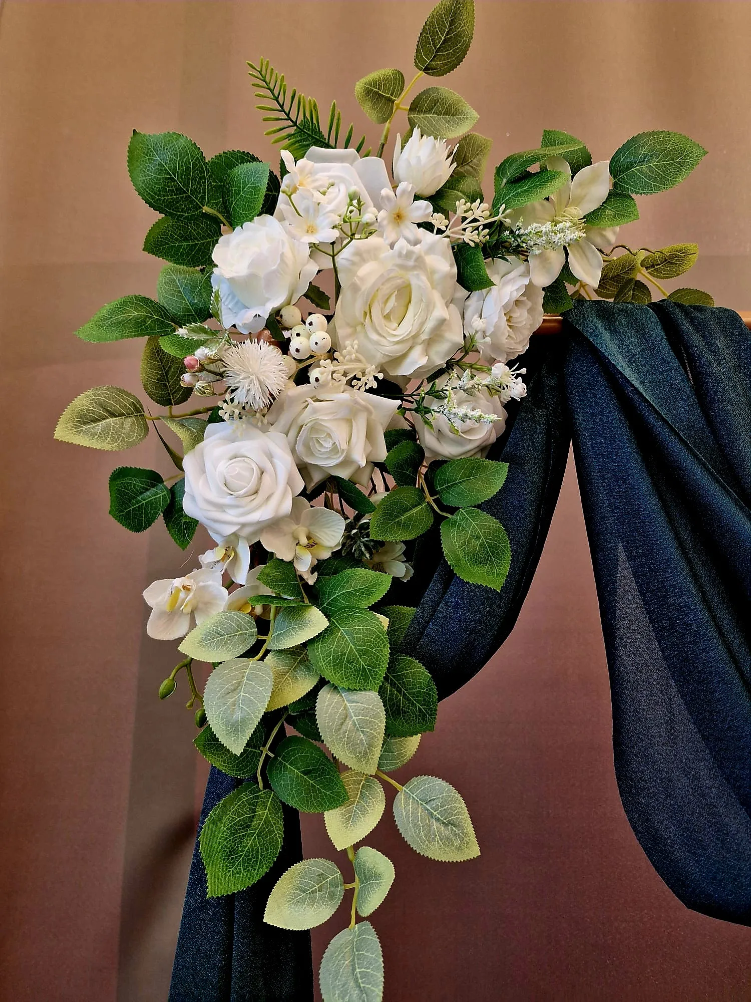 Kukka-asetelmat, valkoinen