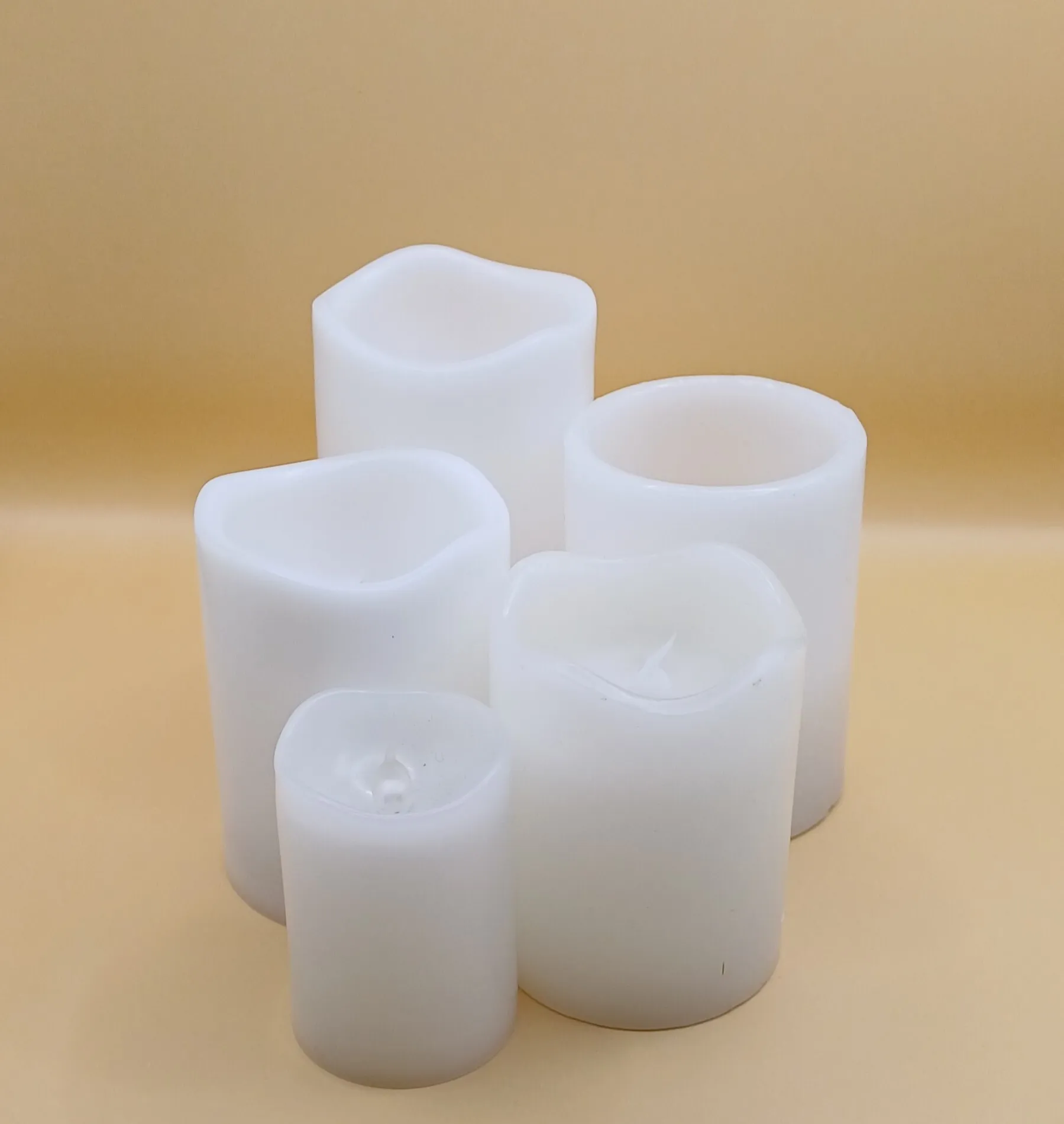 Erikokoiset LED-pöytäkynttilät