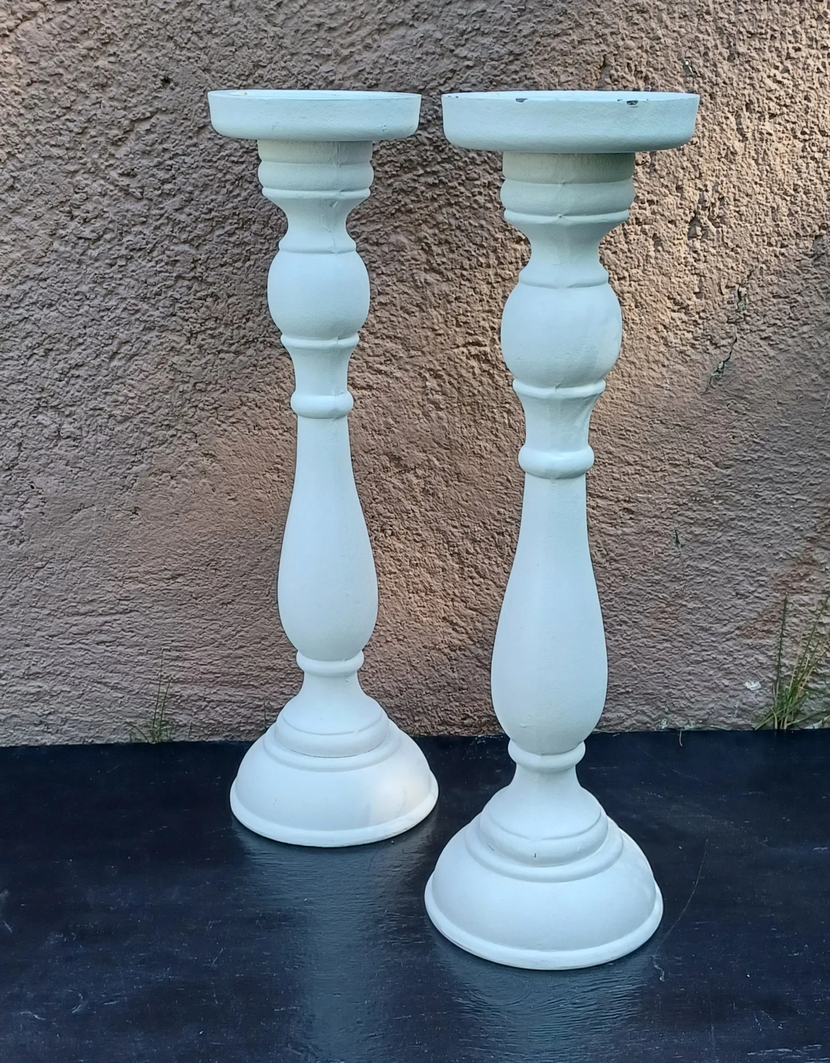 Valkoiset korkeat kynttilänjalat