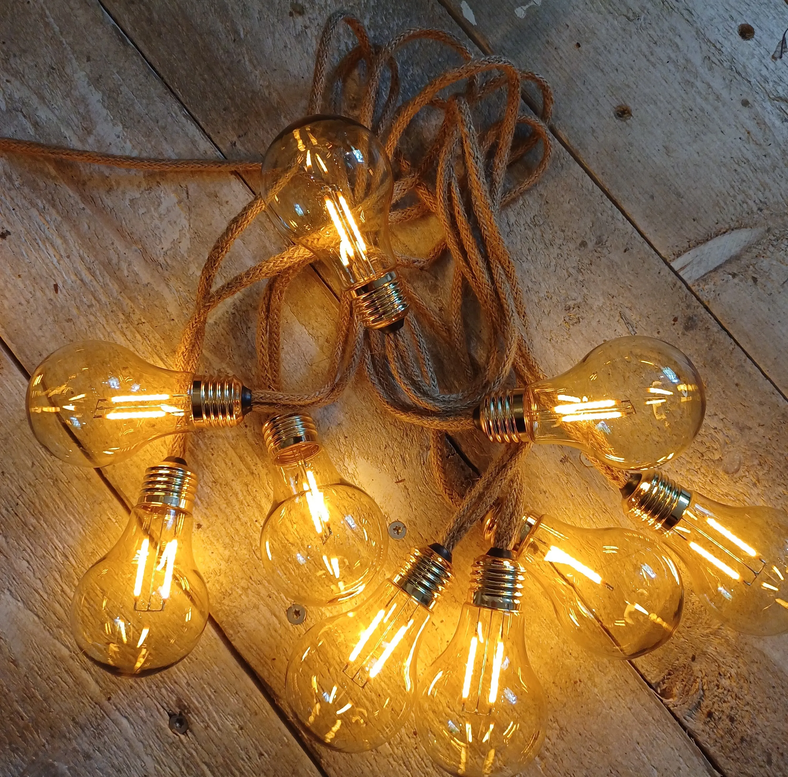 Hehkulamppu valosarja, juutti