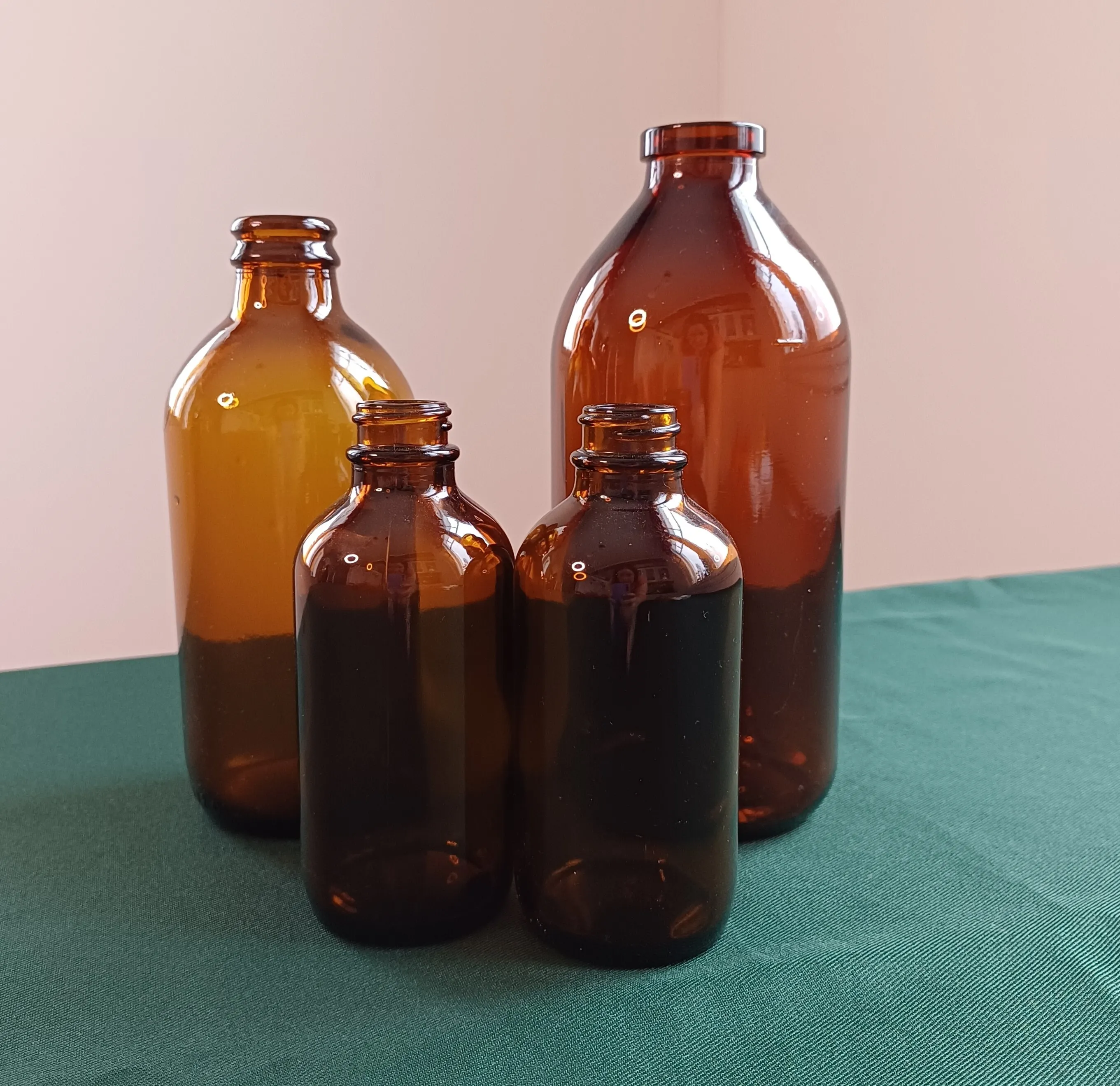 Erikokoisia ruskeita pulloja