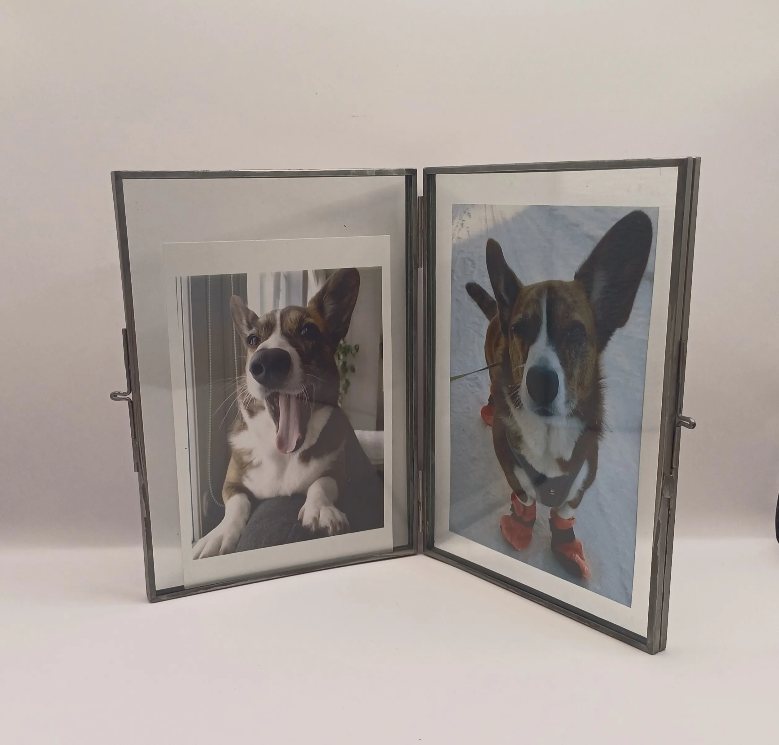 Lasinen aukeava kehys