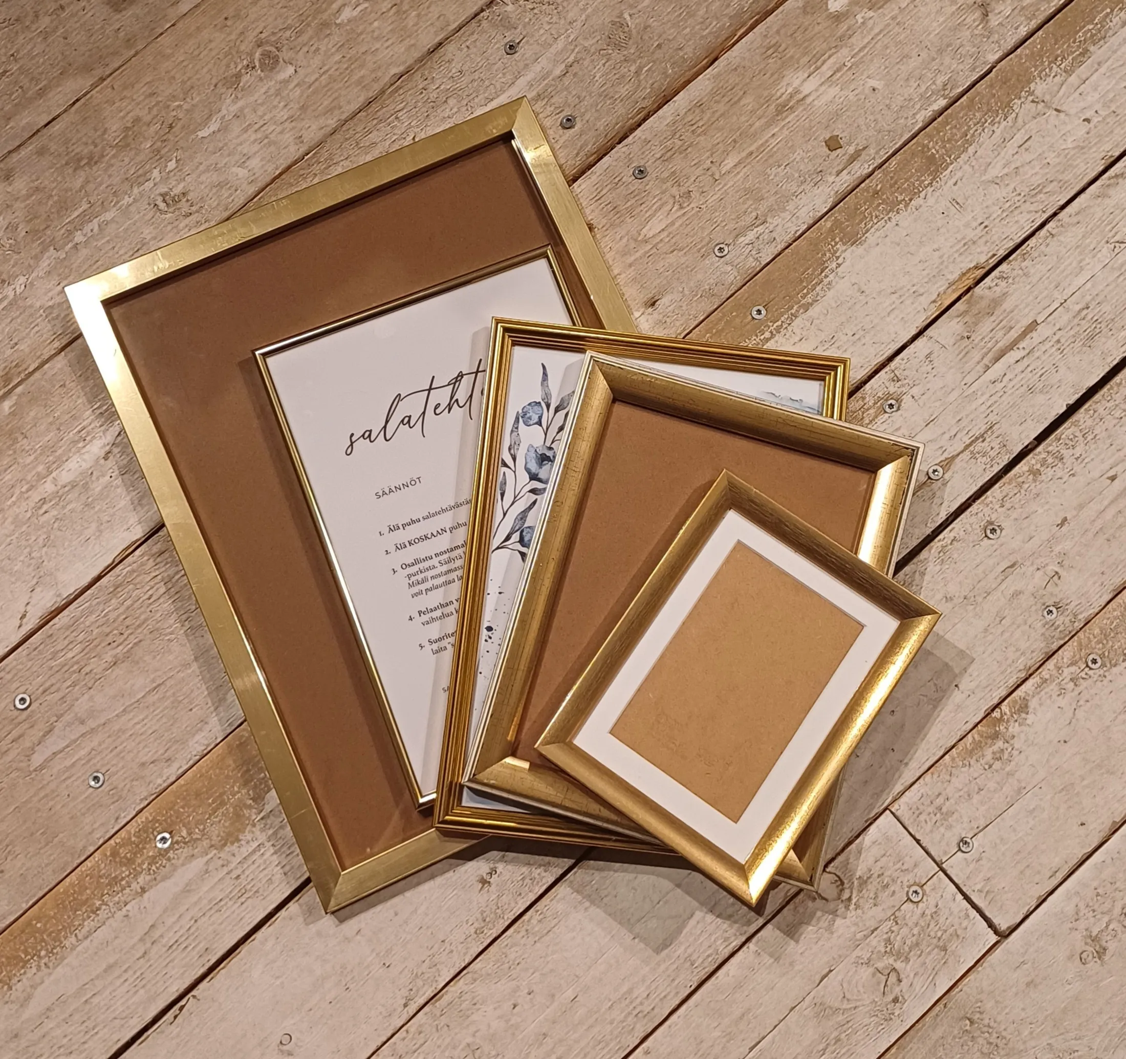 Kultaiset kehykset, erikokoisia