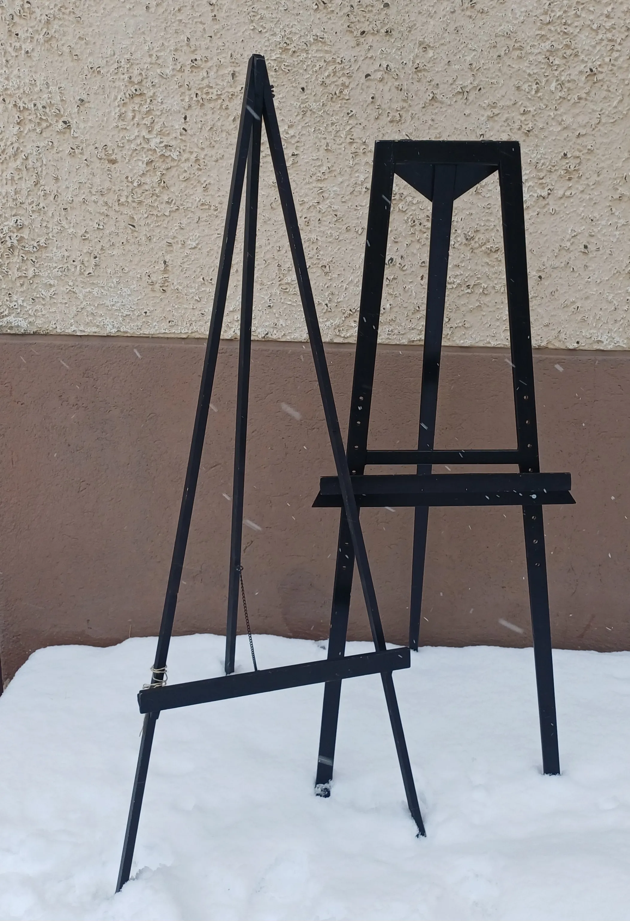 Maalaustelineet, musta