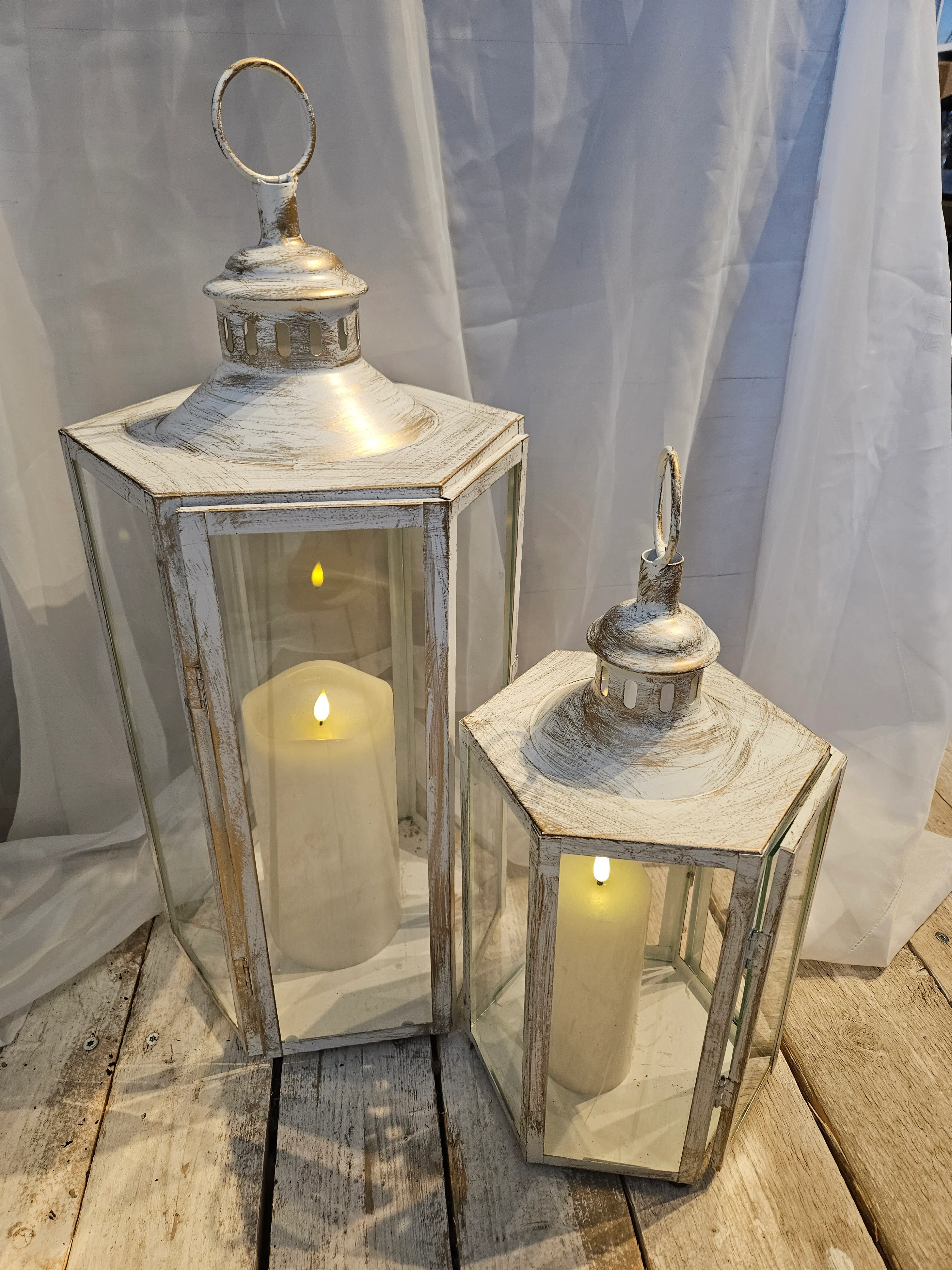 Valkokultaiset lyhdyt, isompi ja pienempi