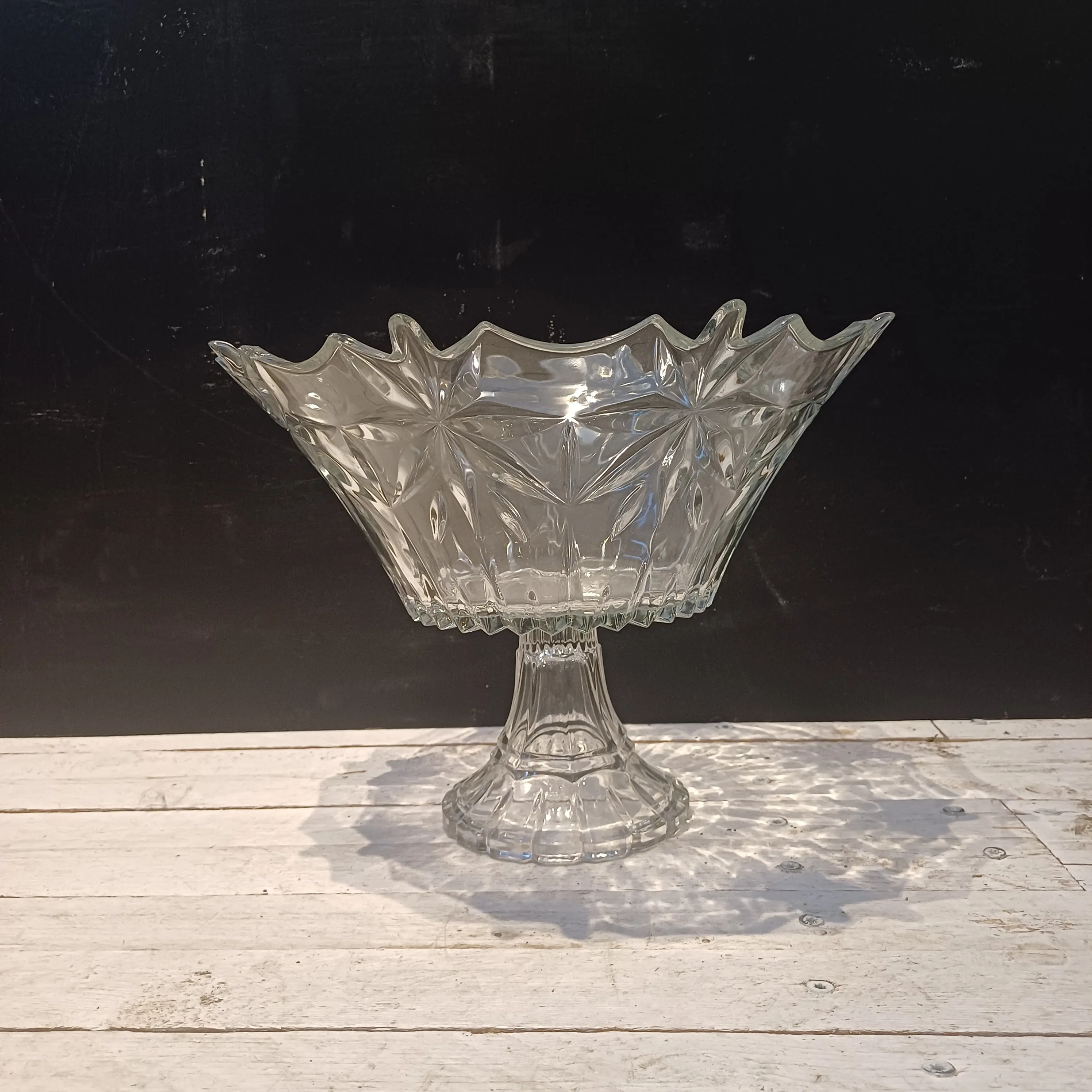 Tarjoiluastia, jalallinen