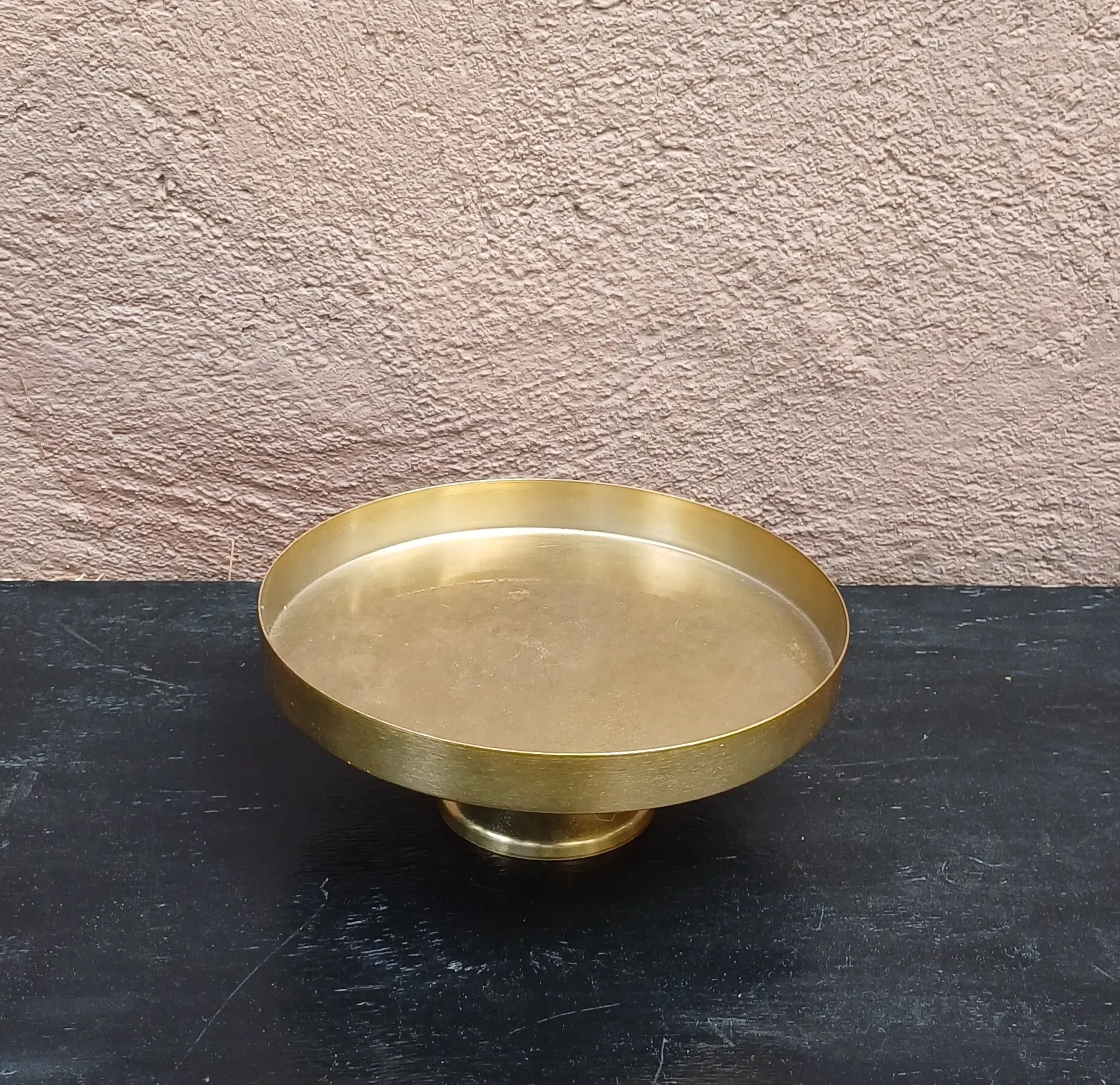 Kultainen jalallinen tarjoiluastia