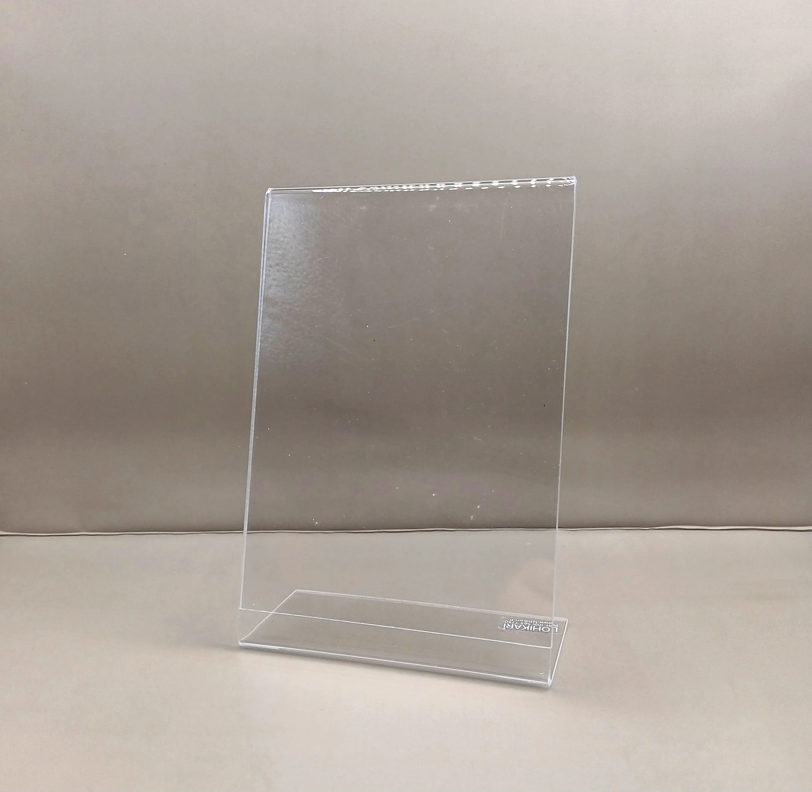 Pöytänumerolle pleksiteline