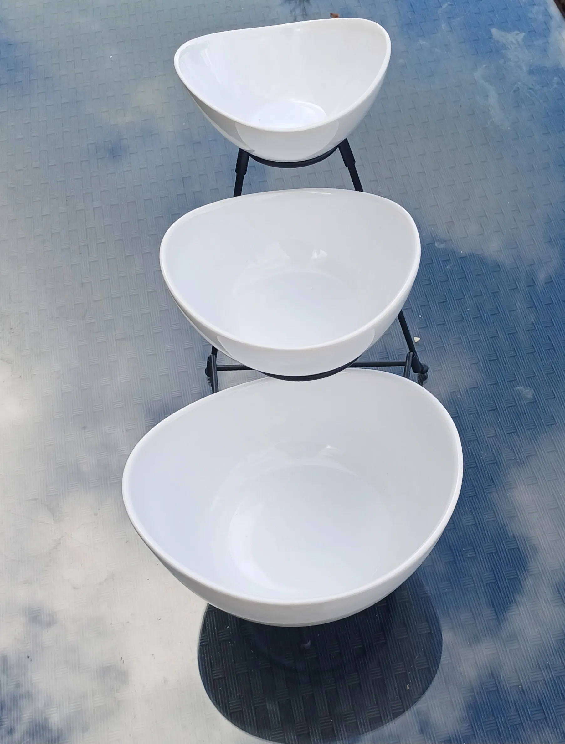 Tarjoiluastia, kolme kerrosta