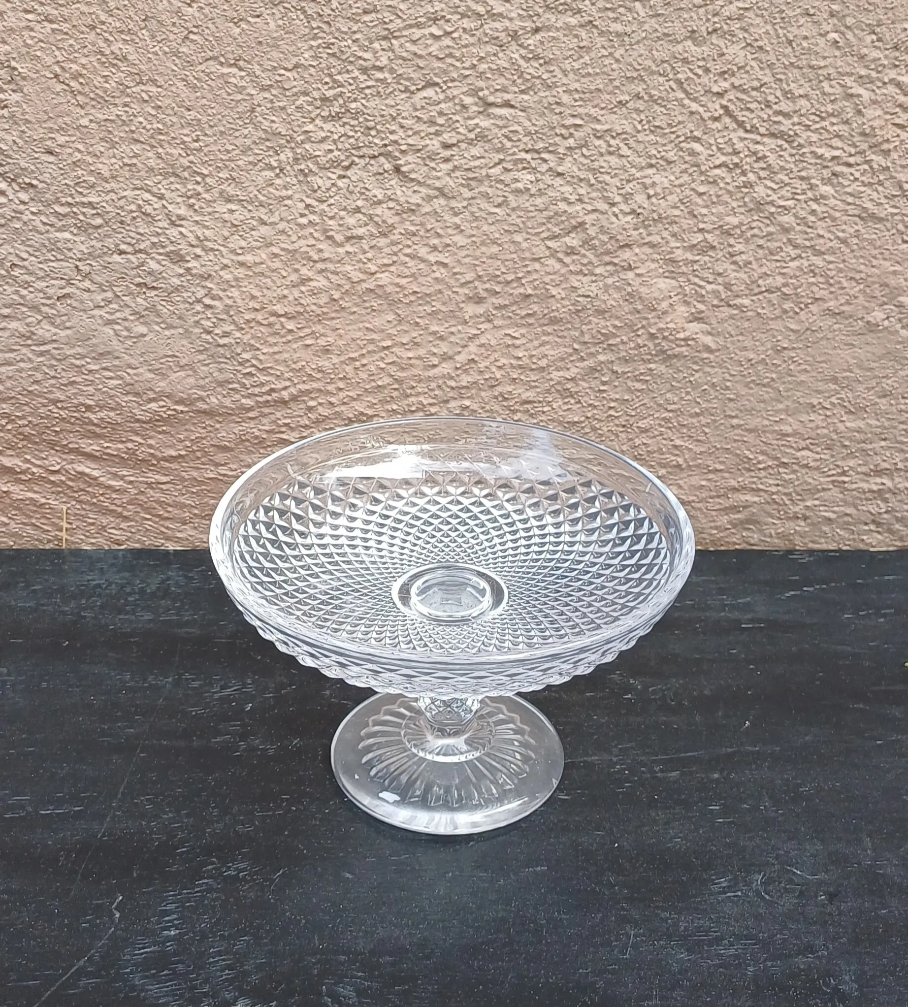 Jalallinen tarjoiluastia, kuvio