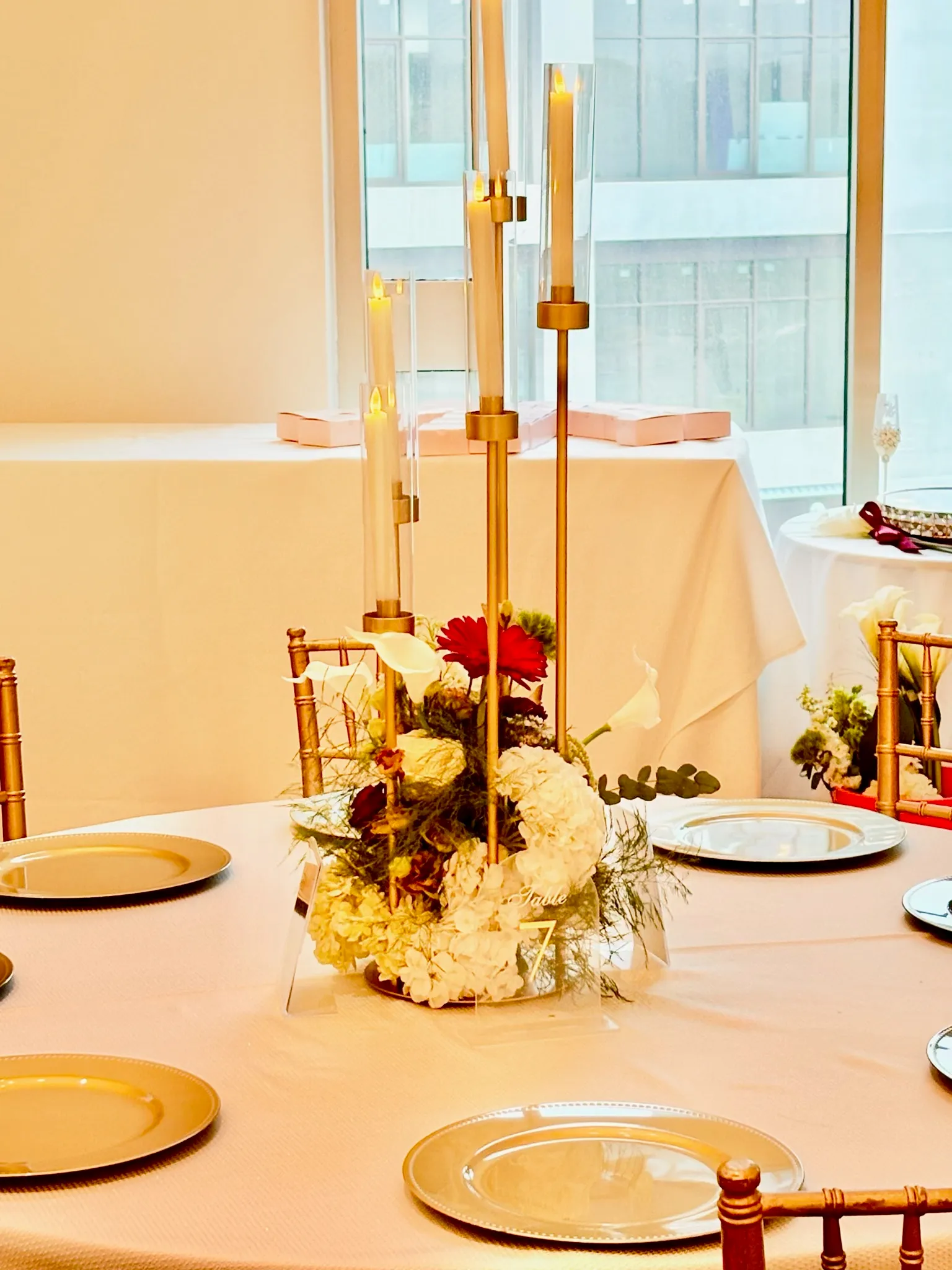 Gold Candelabra with Glass Cylinders for Real Candles 5 Arms Metal Candle Holder Wedding Event Party Home Decoration Centerpiece