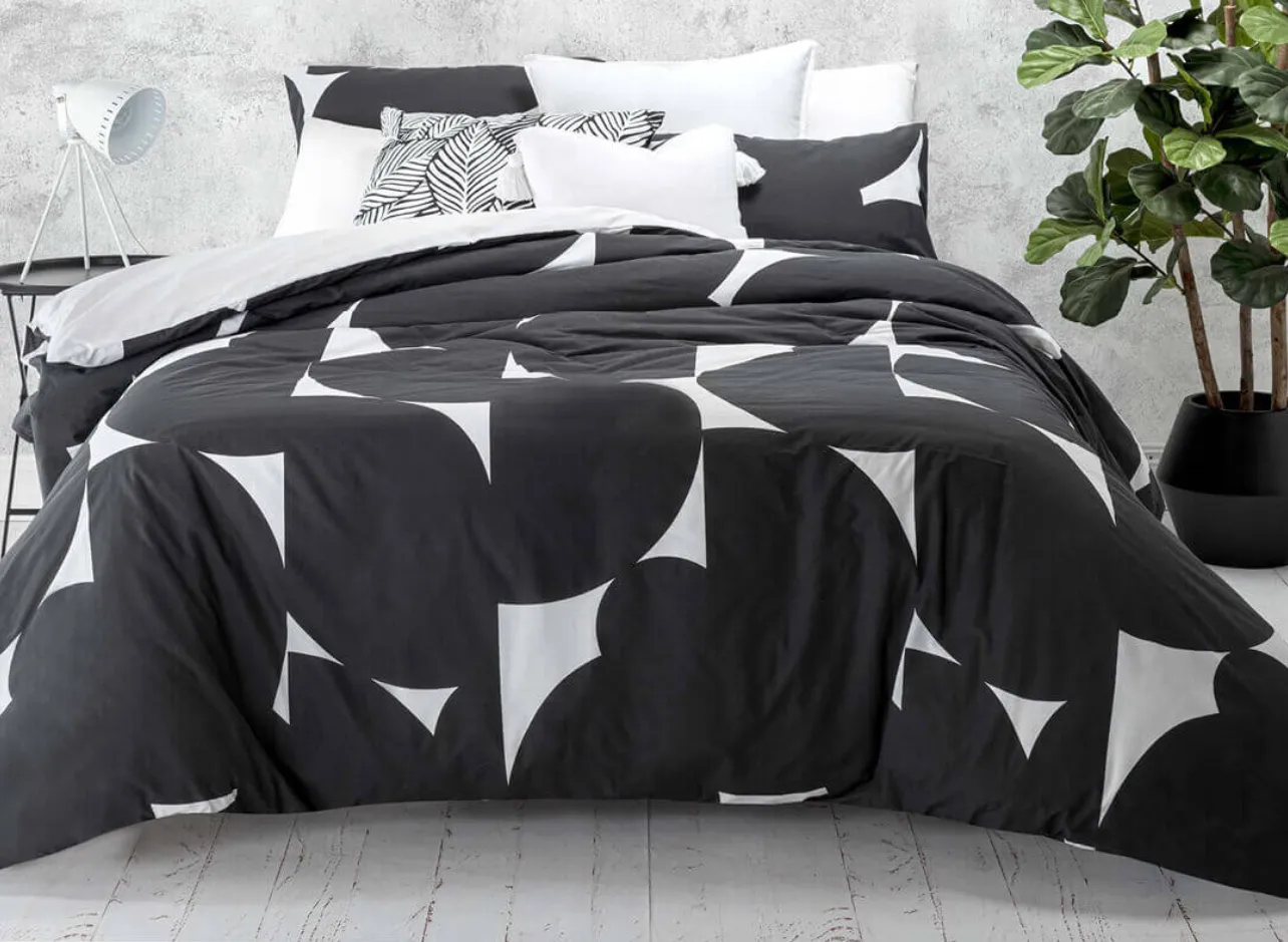 Queen Black and White Duvet Set. 