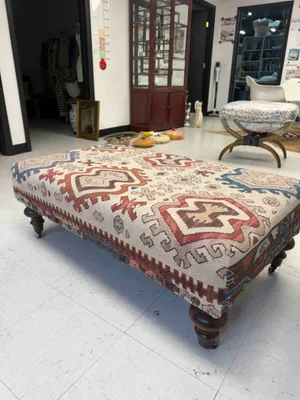 AMANDA Rug Ottoman