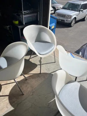 AMANDA Men in Black Dining Chair