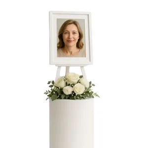 Easel & Pedestal Centerpiece