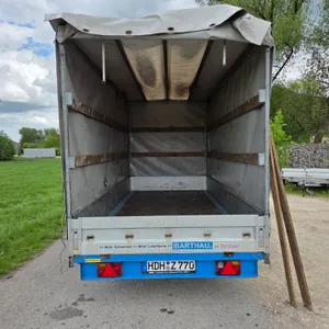 Mietanhänger tiefer Tandem mit Plane | Barthau TP 2702 | 2.700 kg | 100 km/h | HDH Z770