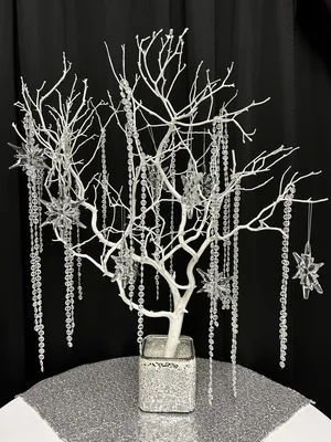 CENTERPIECE: White manzanita tree