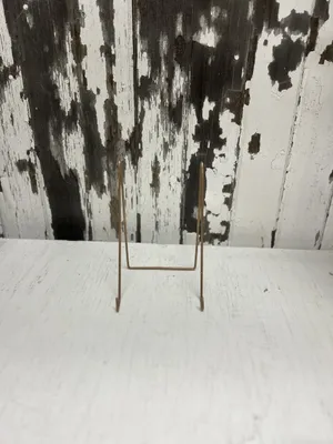 EASEL: Rose gold wire (tabletop)