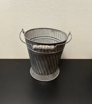 GALVANIZED: Small bucket with handle