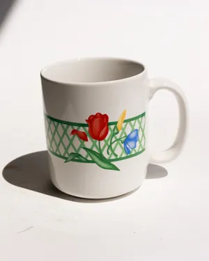 Vintage Mugs Feature a Green Lattice Pattern with Red and Blue Flowers