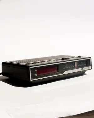 Vintage Sanyo 1980s digital alarm clock radio AM-FM tuner red LED lit time display mod walnut