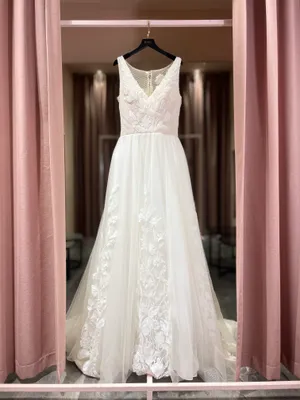 1767 - The Evelyn V Neckline and Floral Lacez