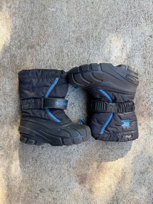 9T: Sorel, Black with blue line / pull cord