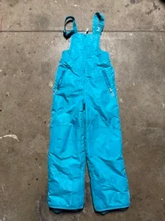 7-8T: C9 Bright blue bib