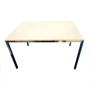 Table rectangulaire blanche / Rectangular white Table 53.5” x 33.5” x 28.5