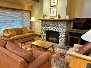 3 bedroom Montebello chalet - private hot tub