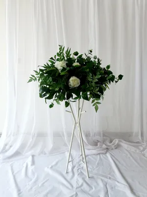 Short modern white stand with arrangement CEREMONY ONLY AE2023C 