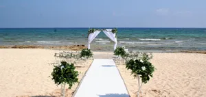 Short modern white stand with arrangement CEREMONY & RECEPTION AE2023B