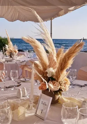 Ceramic pot with arrangement