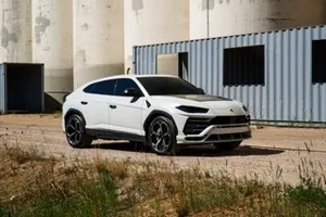 Lamborghini Urus - 8 Hours - 100 miles included 