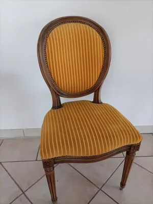 Chaise en bois ancienne et velours Moutarde