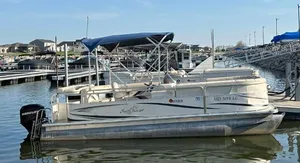 Medium Pontoon (8-10 passengers)