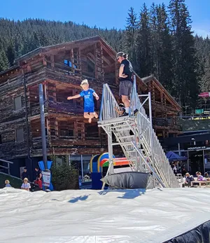 Airbag Tower Jump 