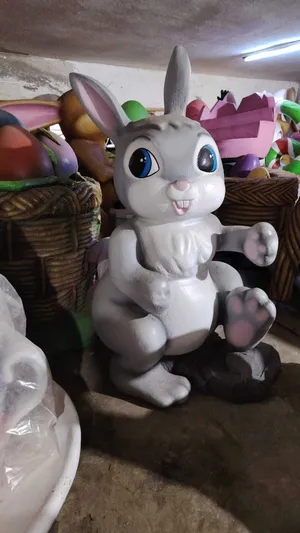 Figurina iepure gri cu alb