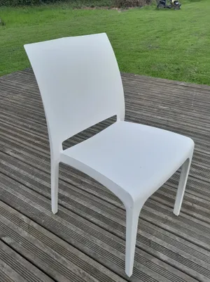 Chaise blanche monobloc élégante
