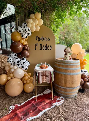 Rodeo-Themed Balloon & Backdrop Package