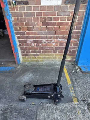 3 ton trolley jack: Lifting range: 145mm - 520mm