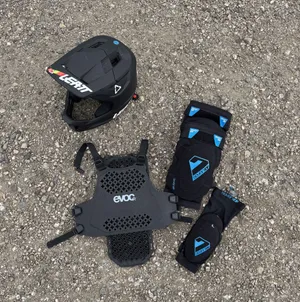 Komplettausrüstung Protektoren + Helm Erwachsen
