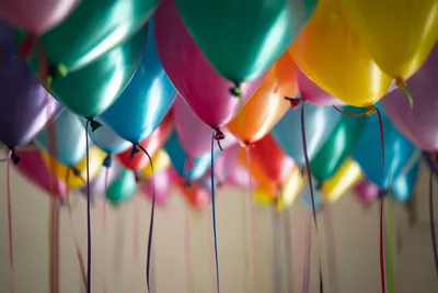 7 Tipps für die Geburtstagsparty – Freunde feiern ausgelassen mit Konfetti und Ballons