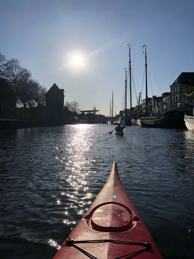 Kano door de hoofdstad van Overijssel in de stadsgracht.